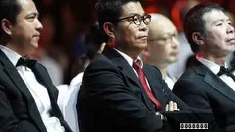 马赛球迷挂横幅怒斥俱乐部老板麦考特：是骗子还是无能？